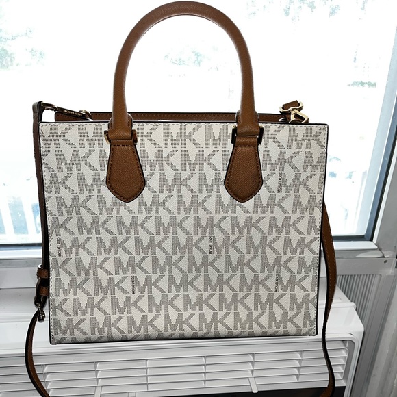 Michael Kors - Picture 2 of 7